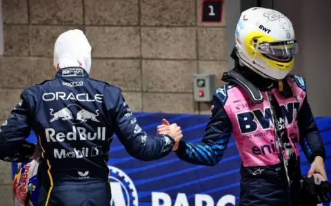 El saludo entre Max Verstappen (de espaldas), el ganador de la carrera, con Franco Colapinto, post competencia.