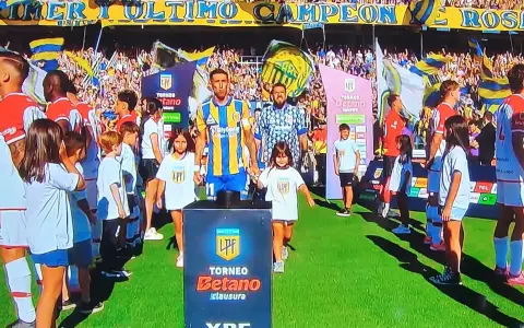 El pasillo de espaldas al decretado campeón argentino Rosario Central por parte de Estudiantes en Arroyito, una imagen que quedará para la historia.