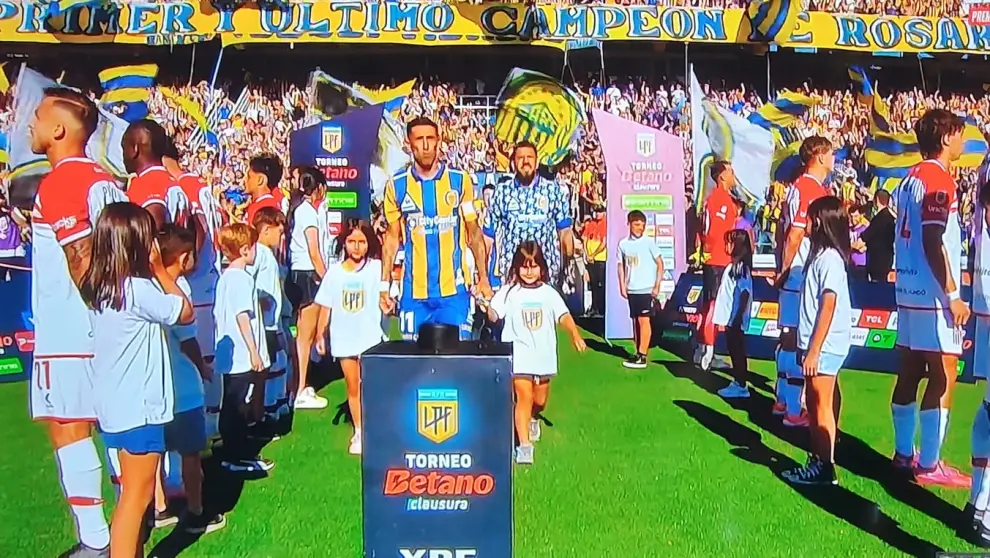 El pasillo de espaldas al decretado campeón argentino Rosario Central por parte de Estudiantes en Arroyito, una imagen que quedará para la historia.