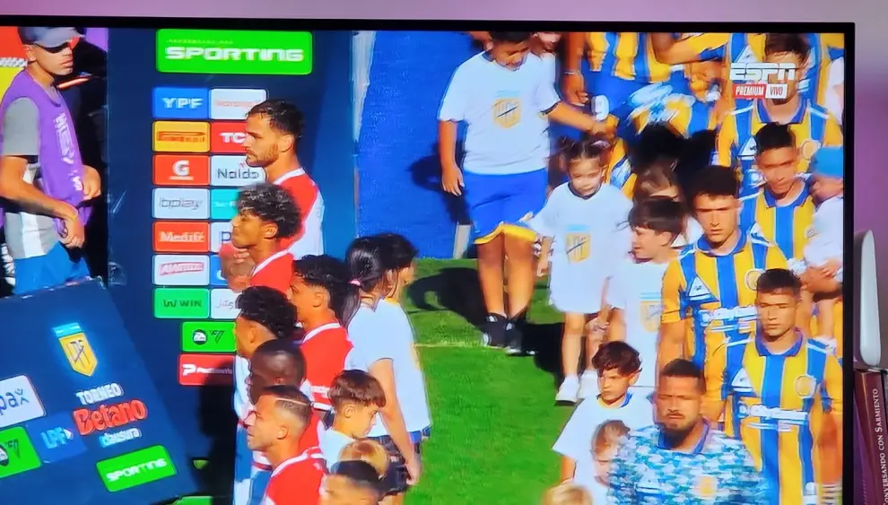 El pasillo de espaldas al decretado campeón argentino Rosario Central por parte de Estudiantes en Arroyito, una imagen que quedará para la historia.