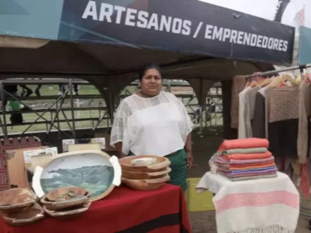 Artesanos salteños exhibiendo sus productos en el TC 2000.