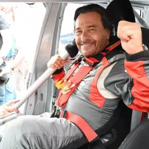 Como en campaña, Sáenz apareció en el autódromo vestido de piloto: "Lo vivimos con alegría"