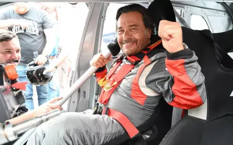 Gustavo Sáenz se dio el gusto de subirse a un auto de competición.