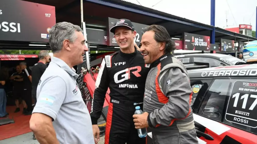 Como en campaña, Sáenz apareció en el autódromo vestido de piloto: "Lo vivimos con alegría"