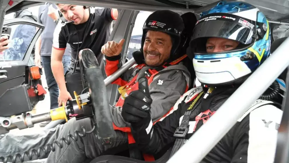 Como en campaña, Sáenz apareció en el autódromo vestido de piloto: "Lo vivimos con alegría"