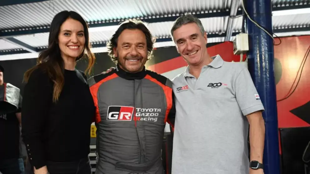 Sáenz, en el TC 2000, acompañado por la ministra de Turismo y Deportes, Manuela Arancibia.