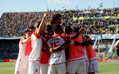 Estudiantes hizo un pasillo de espaldas, eliminó al mejor equipo del torneo y enmudeció a Rosario.