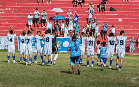 Los jugadores de Famaillá saludan a su gente en cancha de Tucumán Central