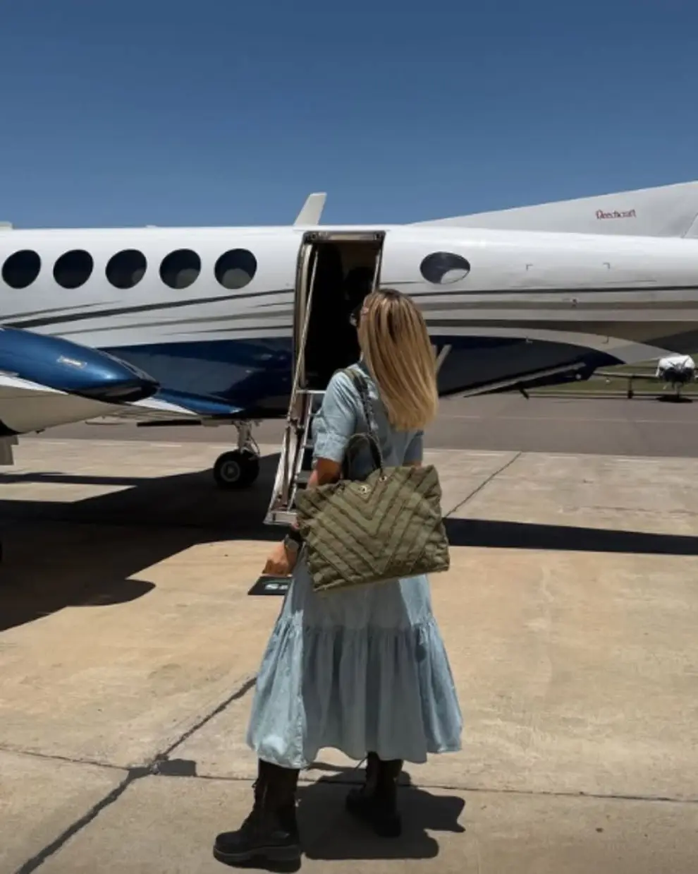 Wanda fuera del avión privado que la trajo a Salta