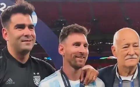 Messi junto a Omar Souto y su hijo Juan Cruz tras ganar la Finalissima.