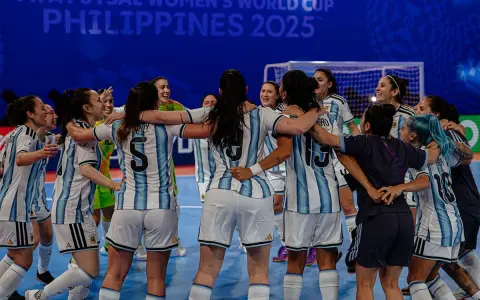¡Todas juntas! Las chicas de la Selección argentina de futsal pisan fuerte pese a todo.