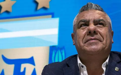 El presidente de la AFA Claudio Tapia, envuelto en un nuevo escándalo: sospechas de falsificación de documentos públicos.