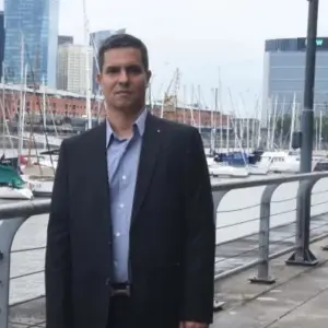 El economista Christian Buteler es tajante: "Para las familias, los créditos son una carga insostenible”