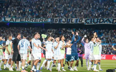 Racing venció a River sobre la hora y tuvo su revancha de Copa Argentina: el Cilindro deliró y el millo coronó un fracaso sin precedentes.