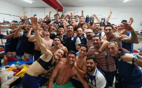El festejo del lobo de La Plata en el vestuario de Unión, en Santa Fe, tras meterse entre los ocho mejores de la Primera División.