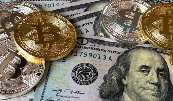 Bitcoins Y Billetes De Dólares Estadounidenses