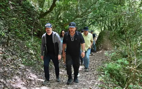 El embajador de Francia y el gobernador visitan la Quebrada de San Lorenzo
