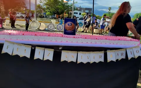La torta gigante preparada para la ocasión