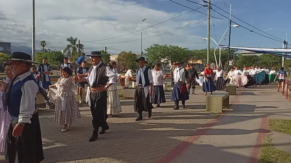 Ballets folclóricos participando del desfile