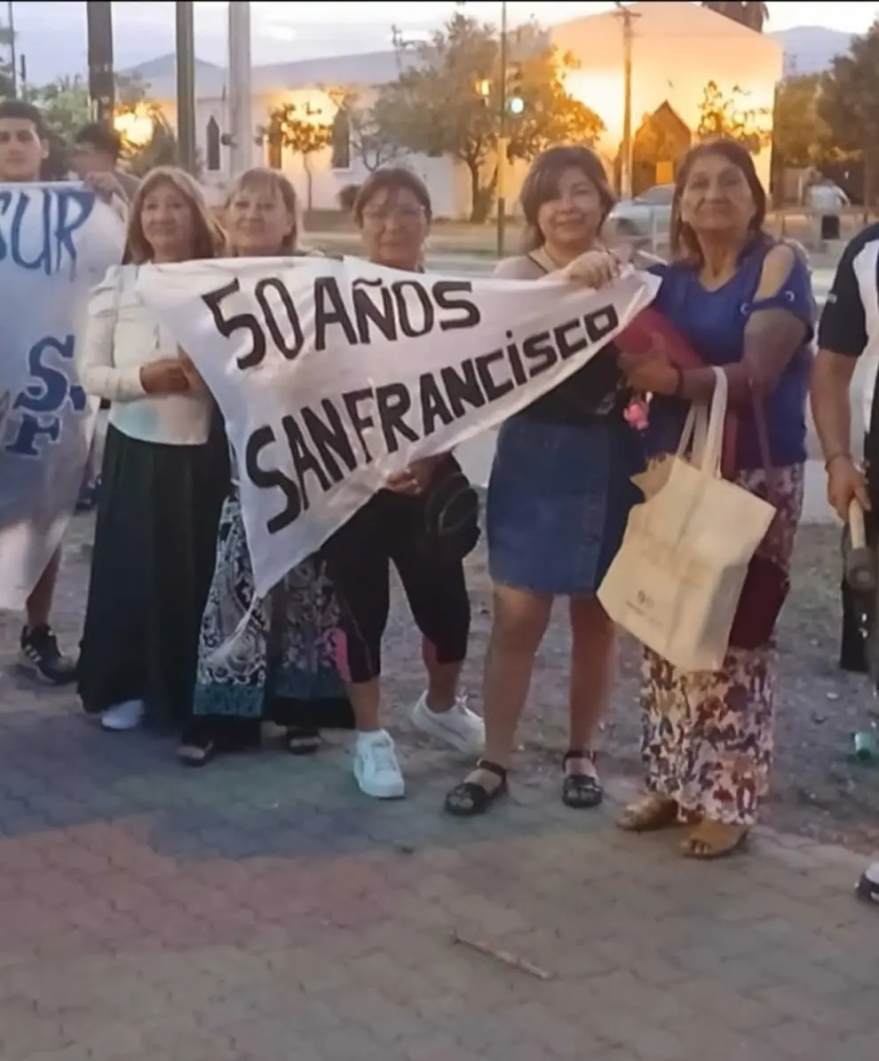 Vecinas muestran la bandera realizada por el aniversario 50 del barrio.