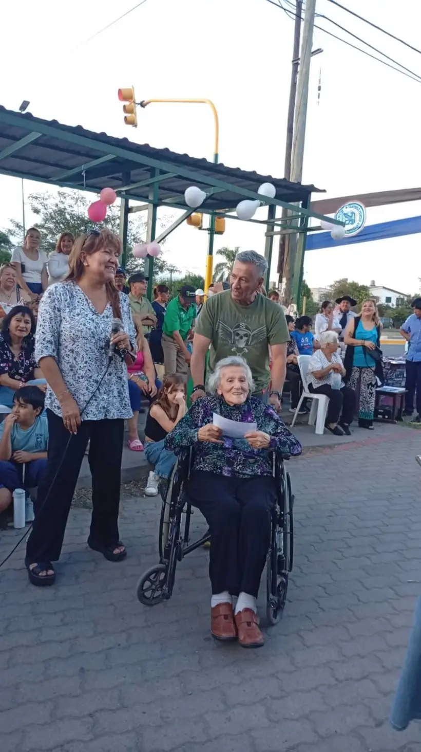 Una de las vecinas fundadoras recibiendo su certificado.