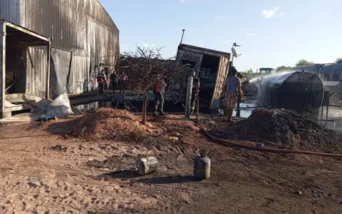 Policía y Bomberos trabajando en enfriar la zona del incendio
