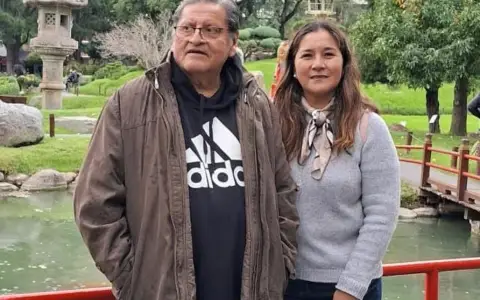 El abogado junto a su esposa.