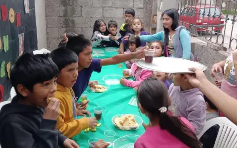 Algunos de los niños del barrio Siglo XXI que esperan su regalo navideño.