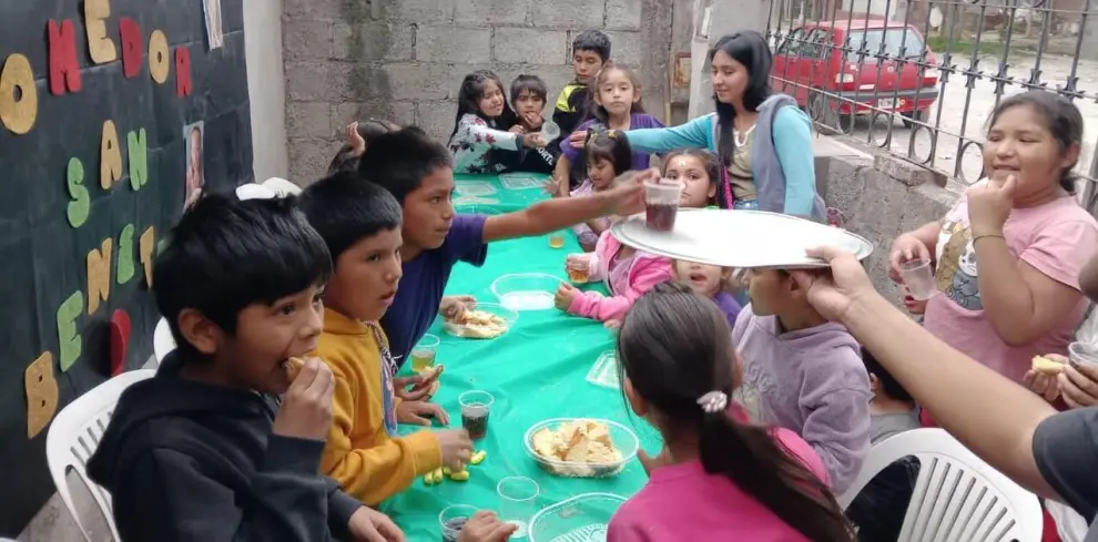 Algunos de los niños del barrio siglo XXI que esperan su regalo navideño