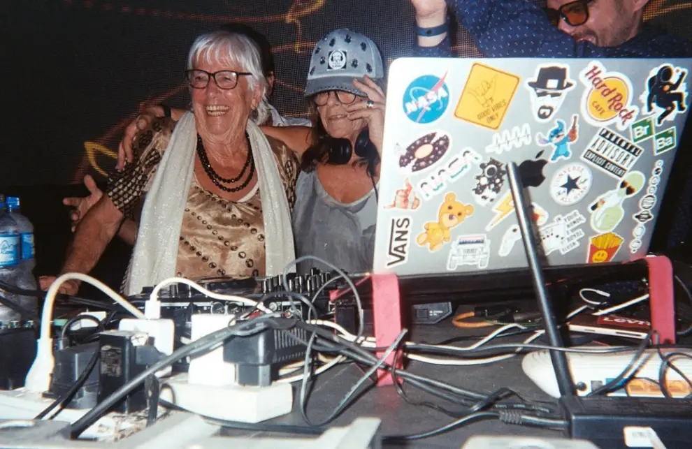 Entre cables, playlists y guardias médicas: la vida de DJ Marareta desafía cualquier estereotipo.