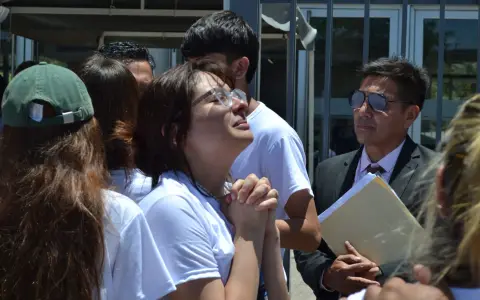 Abrazo de la familia de Santy Liquín