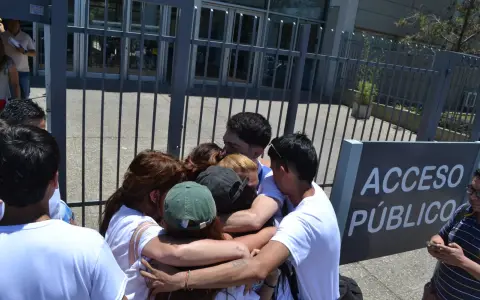 Abrazo de la familia de Santy Liquín.