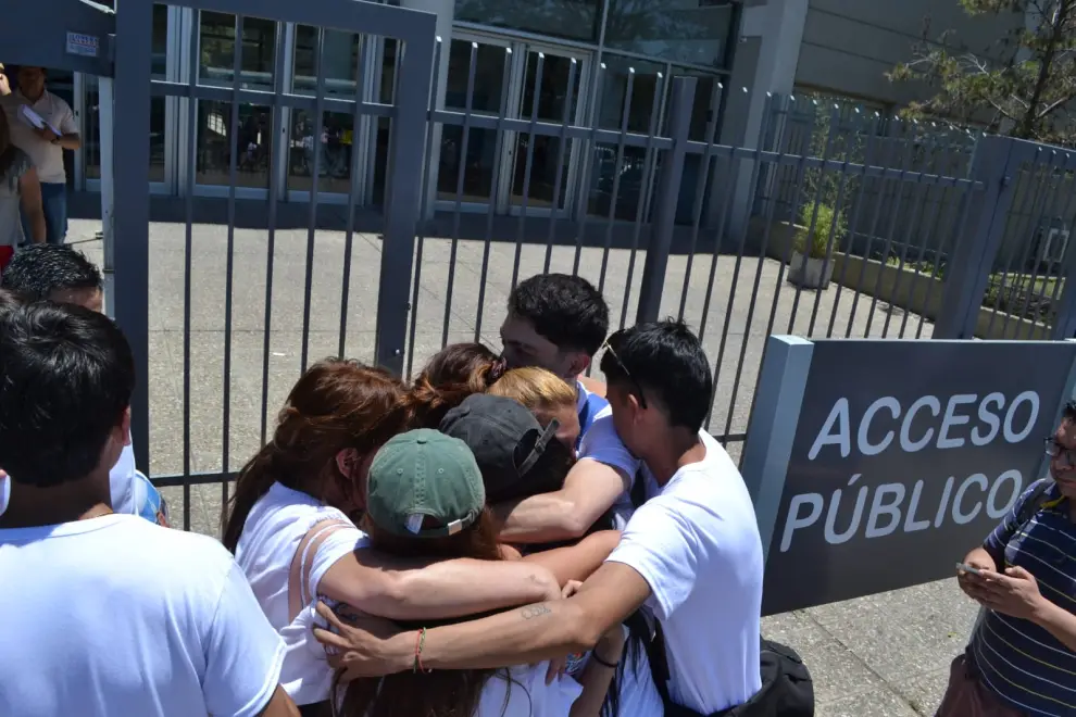 Abrazo de la familia de Santy Liquín