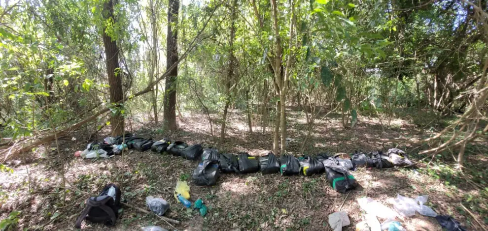 Los bultos decomisados en la espesura de Aguas Blancas