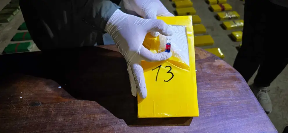 El reactivo marcando positivo a cocaína de una muestra obtenida de los ladrillos