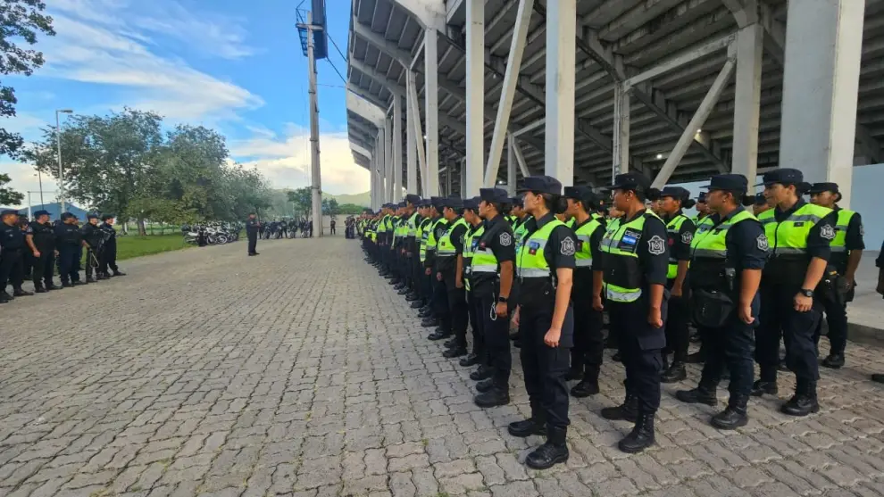Los efectivos policiales apostados en el estadio Martearena antes del inicio de un operativo