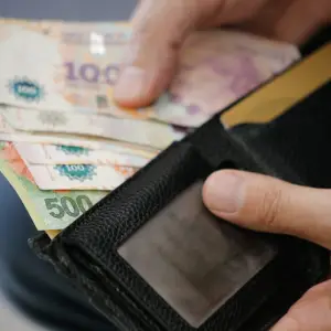 Salario mínimo: en niveles históricos bajos y sin consenso, el Gobierno lo definirá por decreto