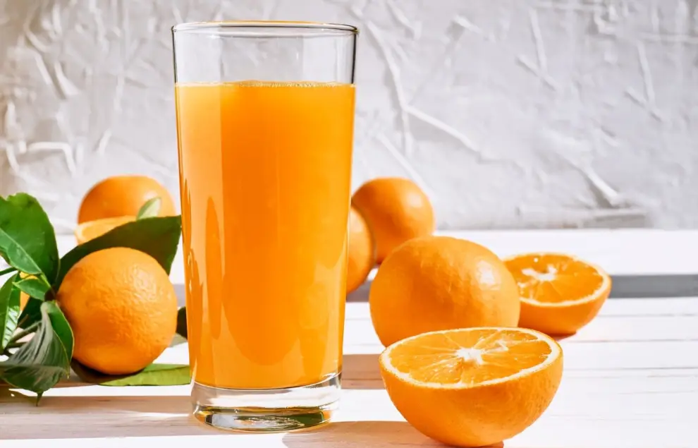 Estudios científicos revelan los beneficios y riesgos de beber jugo de naranja todos los días