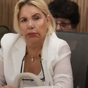 Video: La diputada del Pro por Chaco, Marilú Quiroz, organizó en Diputados un encuentro antivacunas y presentó al "Hombre imán"