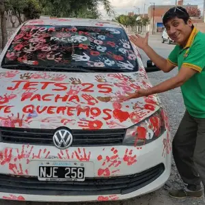 El colorido reconocimiento de los chicos de una promo cafayateña para su entrañable profesor