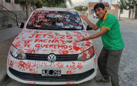 El profe Casimiro mostrando la sorpresa de los alumnos de la promo JETS.