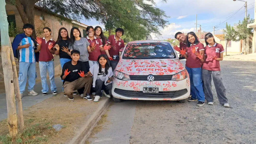 Los estudiantes del profe Casimiro posando al lado de su obra maestra