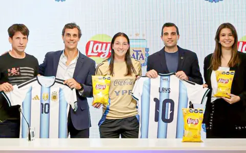 El entrenador de la Sub-20 y Sub-17, Diego Placente, y la jugadora del primer equipo femenino, Aldana Cometti, en la presentación.