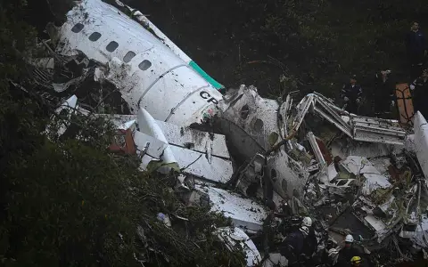 El avión que trasladaba al Chapecoense de Brasil, totalmente destrozado.