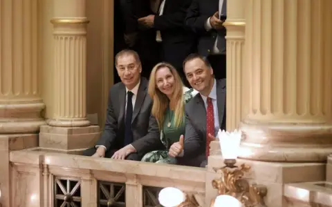 Diego Santilli, Karina Milei y Manuel Adorni