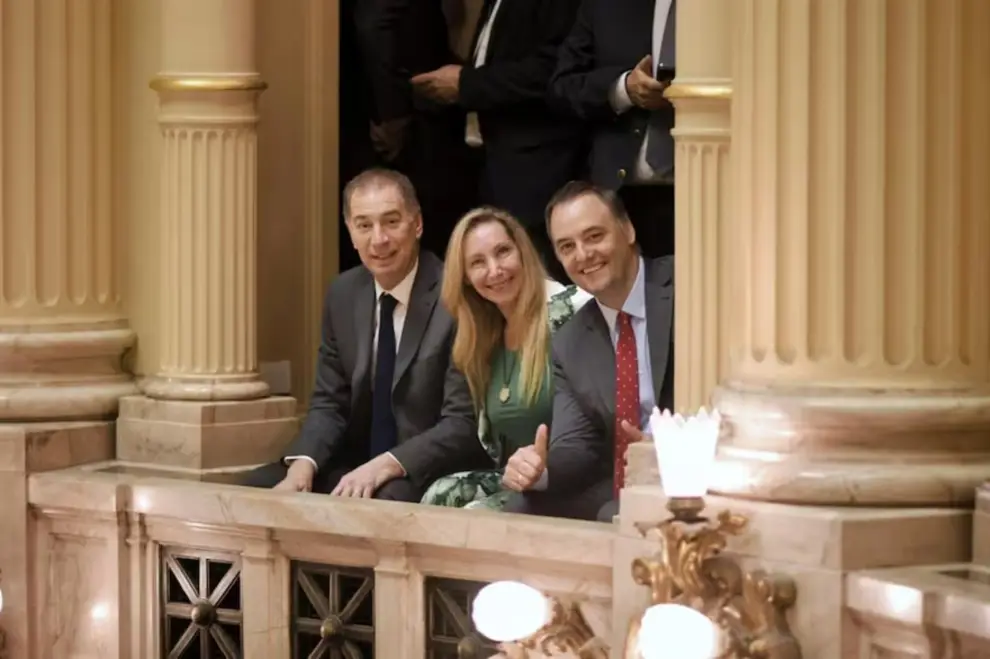 Diego Santilli, Karina Milei y Manuel Adorni
