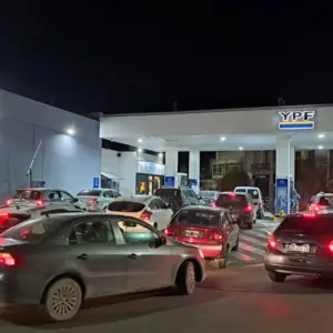 YPF anunció una baja en el precio de la nafta del 2% en todo el país  