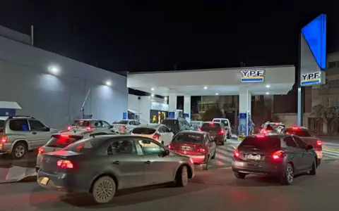 YPF confirmó una baja del 2% en el precio de los combustibles