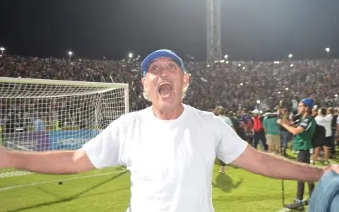 Víctor Riggio, eufórico tras aquel ascenso de Central Norte a la Primera Nacional en 2024.