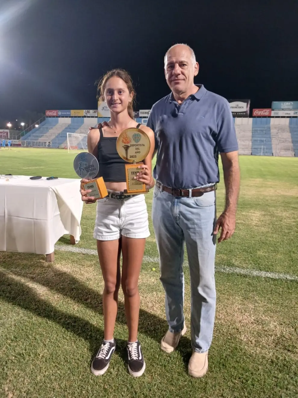 Mardones recibió la distinción de parte del presidente de Gimnasia y Tiro, Marcelo Mentesana.